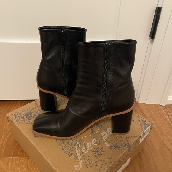 Black leather ankle boot. - Picture 2 of 7